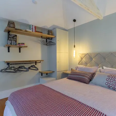 Elegant 2br Duplex In Center By Lovelystay